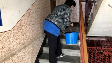 De necrezut! Câți lei primește salariu o femeie de serviciu care face curat într-un bloc din București