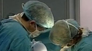 Caz uluitor! O fetita de patru ani are o tumoare plina de viermi si se afla in stare grava la spital!