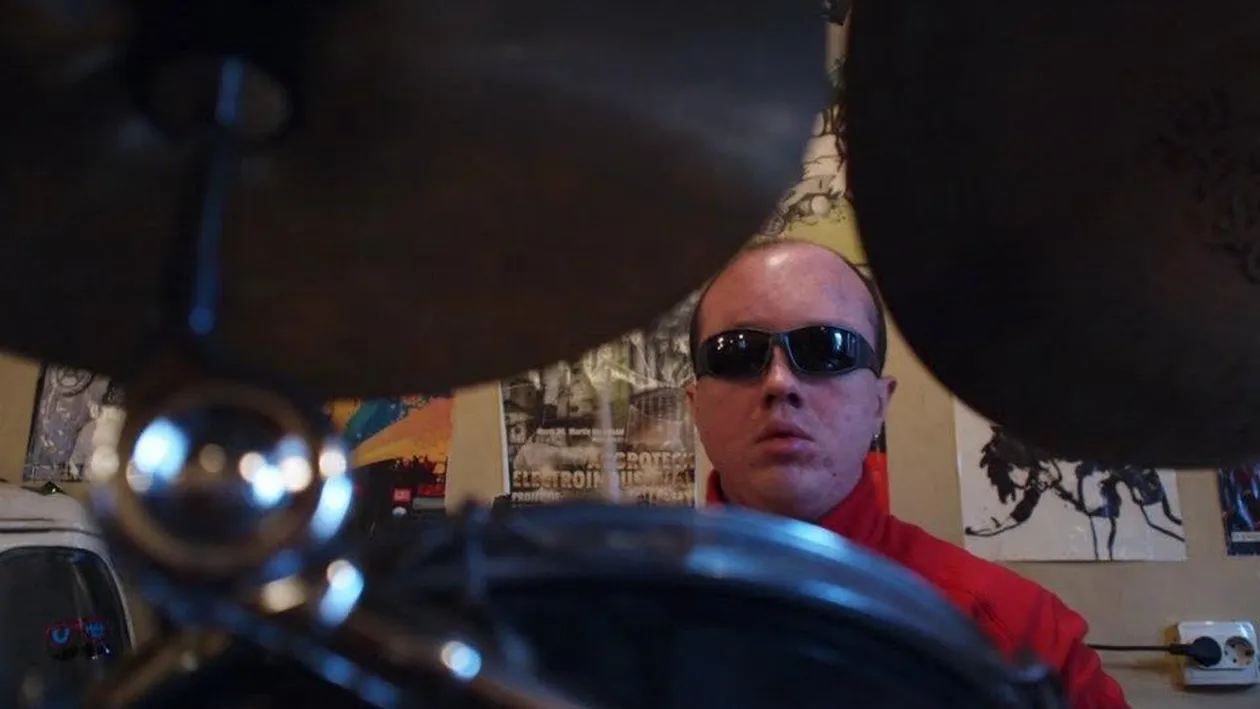 Prin ochii lui Andrei: povestea emotionanta a unui tobosar orb care face “muzica de scandal”