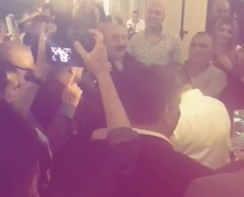 Nuţu Cămătaru dansează pe una dintre melodiile cântate de Florin Salam la botez