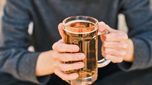 Aroganțe pe ”burta goală”. Un turist din Pitești a mers la Fratelli cu 7.000 de euro, dar a băut bere de la supermarket