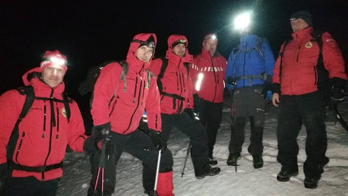 Doi turiști francezi au fost salvați de jandarmii de la Salvamont Vâlcea. Greșiseră poteca de la Cabana Cozia și riscau să cadă în gol de la 200 de metri