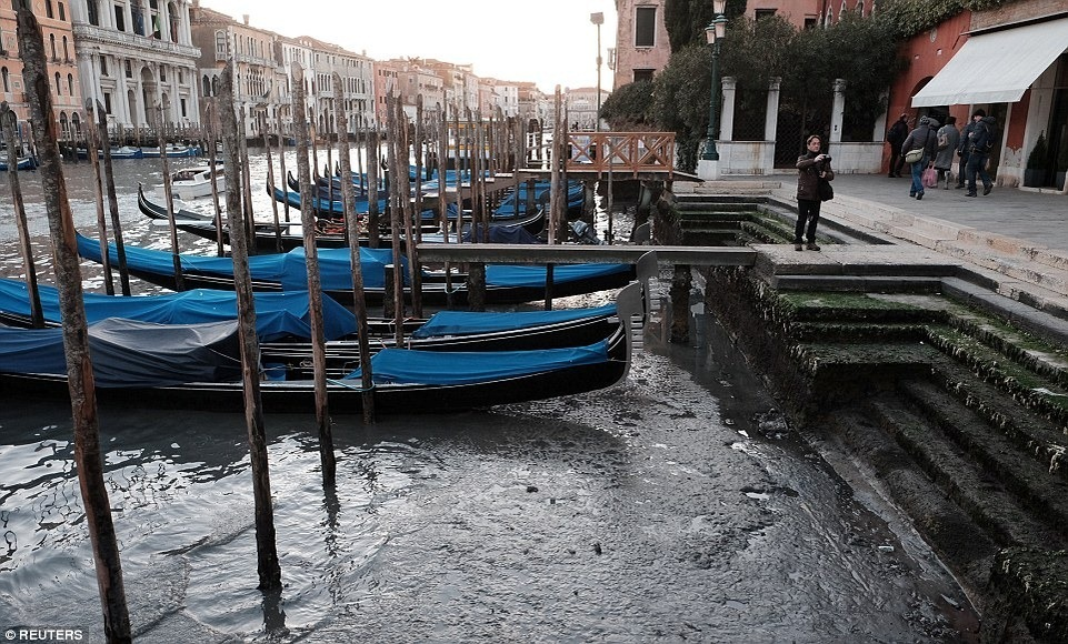 Canalele din Veneţia au secat! Ce a dus la închiderea temporară a navigaţiei în oraşul italian?
