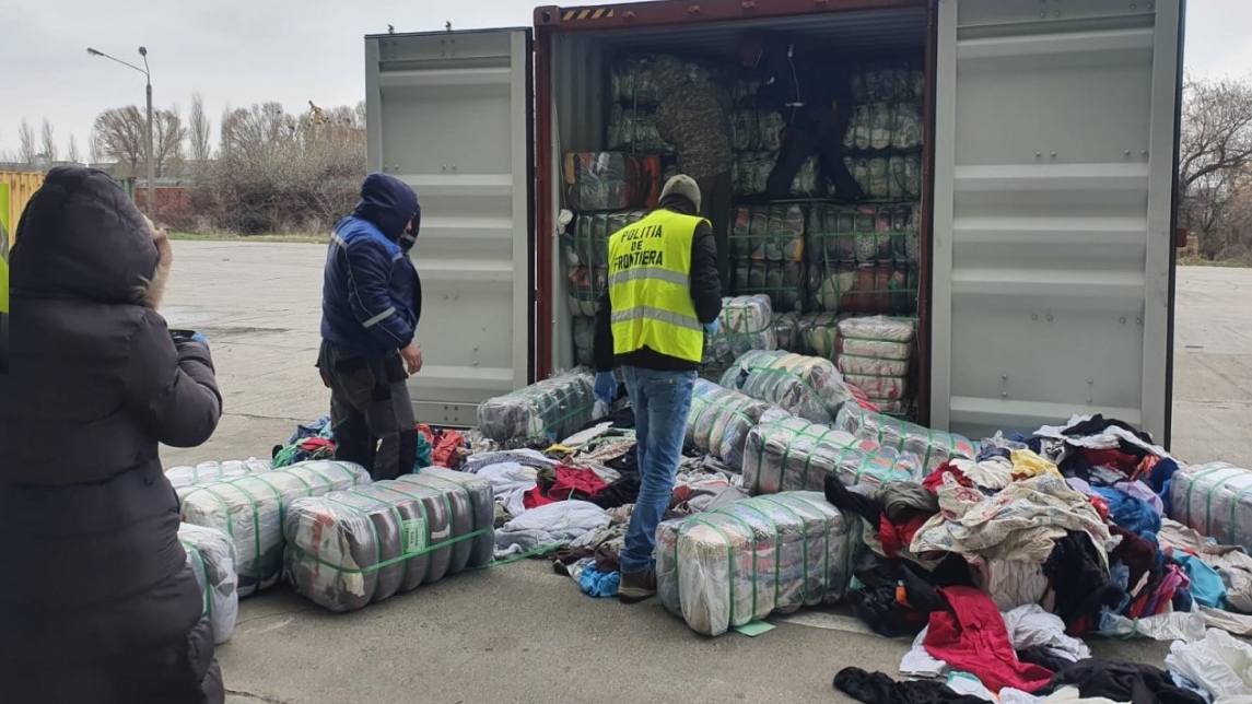 77 de tone de haine second-hand murdare venite ilegal din Canada, descoperite în Portul Constanța