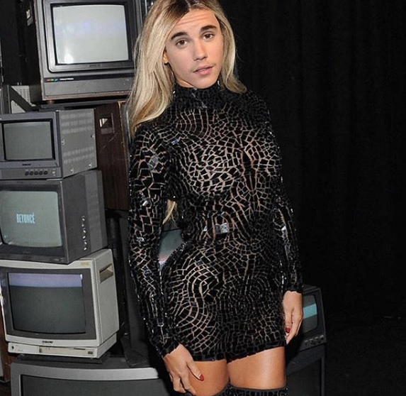Justin Bieber s-a transformat în femeie! Fanii au rămas înmărmuriți când au văzut schimbarea