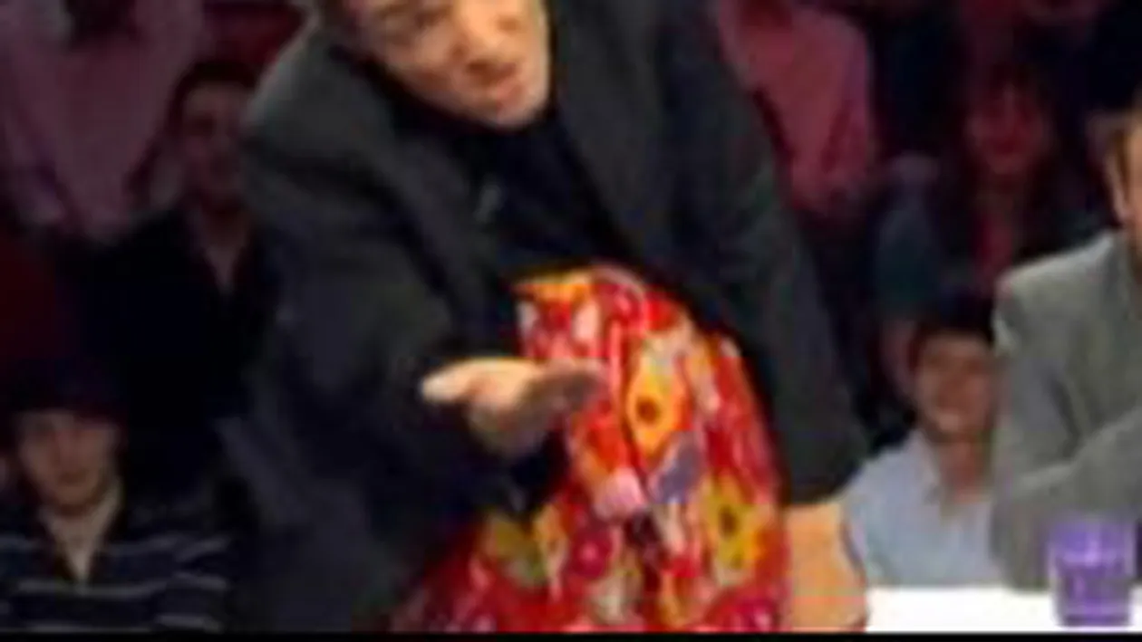 VIDEO Romanii ironizati in Franta! Salutul romanesc este mana intinsa la cersit!