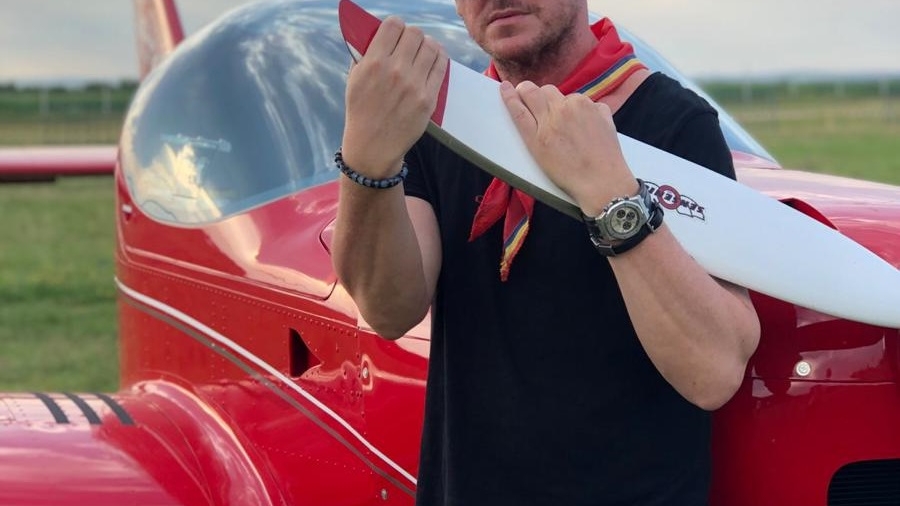 Gino Manzotti de la Dj Project, senzații tari cu un avion de acrobații!