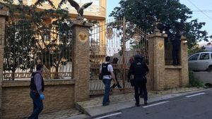 VIDEO. Interlopi ridicați de mascați de la un palat stil Versace. Cămătarii dădeau bani împrumut cu peste 100% dobândă