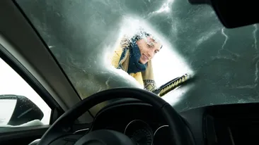 Cum eviți înghețarea parbrizului la mașină. Trucurile la care apelează specialiștii