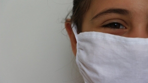 Pericolele ascunse în măștile de protecție, pe timp de caniculă. Medicii atenționează: „Oamenii uită să se hidrateze”