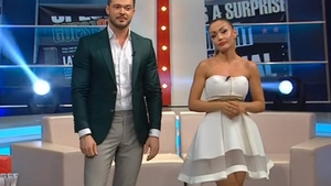 VICTOR SLAV şi ANDREEA MANTEA, apariţie surpriză în această seară! Nimeni nu se aştepta să fie îmbrăcaţi în halate de baie