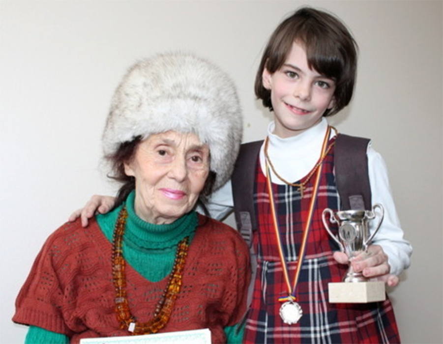 Adriana Iliescu (86 de ani), fost profesor universitar, și fetița ei, Eliza, când era mică