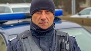 Emoţionant! Cum şi-a salvat vecinul Emil, un jandarm care se pregătea să plece la muncă