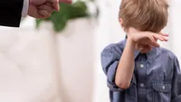 Un băiețel de clasa a treia refuză să mai meargă la școală din cauza profesoarei! Femeia l-a umilit când i-a oferit un mărțișor