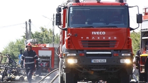 Incendiu puternic la o hală din Vrancea. Cel puțin nouă mașini au fost cuprinse de flăcări