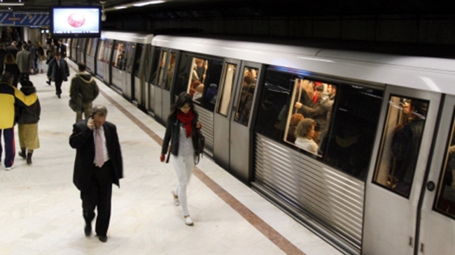 Momente de panică la metrou! O femeie a căzut pe şine, în staţia Piaţa Sudului