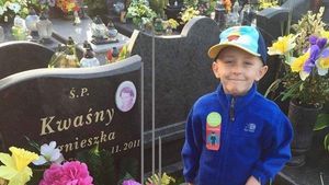 Filip, băieţelul bolnav care îşi dorea să fie înmormântat lângă mama lui, a murit! "Îngropaţi-mă în sicriul mamei mele…!" 