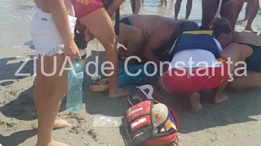 Un copil de 5 ani înecat în Mamaia a fost resuscitat şi salvat de doi angajaţi SMURD aflaţi în concediu, la plajă