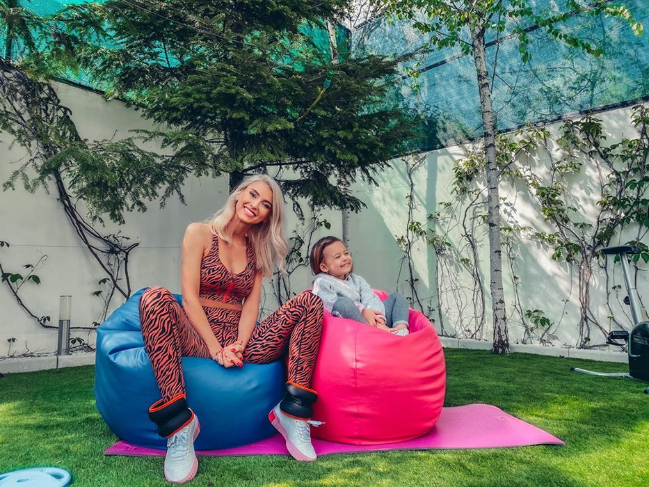 Ce face Andreea Bălan în curtea casei sale, în izolare. Ella, fiica cea mare, îi calcă pe urme. “Mă imită!”