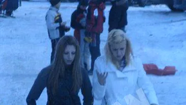 Pitipoanca de ieri a fost minciuna! Uite-le pe cocalaresele astea cu pantaloni scurti si tocuri de 16 dardaind pe partie la -10 grade!