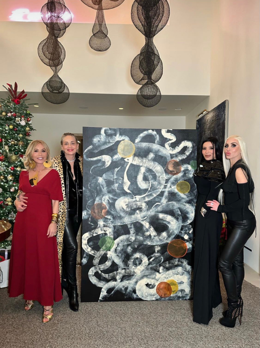 Anastasia Soare și Sharon Stone lângă tabloul oferit de actrița din „Basic instinct”. În dreapta, fiica Anastasiei Soare, Claudia, alături de o prietenă de familie. Sursă foto: Instagram