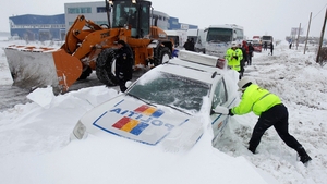 Se întoarce iarna în România! S-a așternut deja un strat de zăpadă