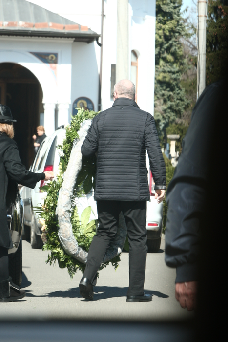 Urdăreanu duce coroana de flori