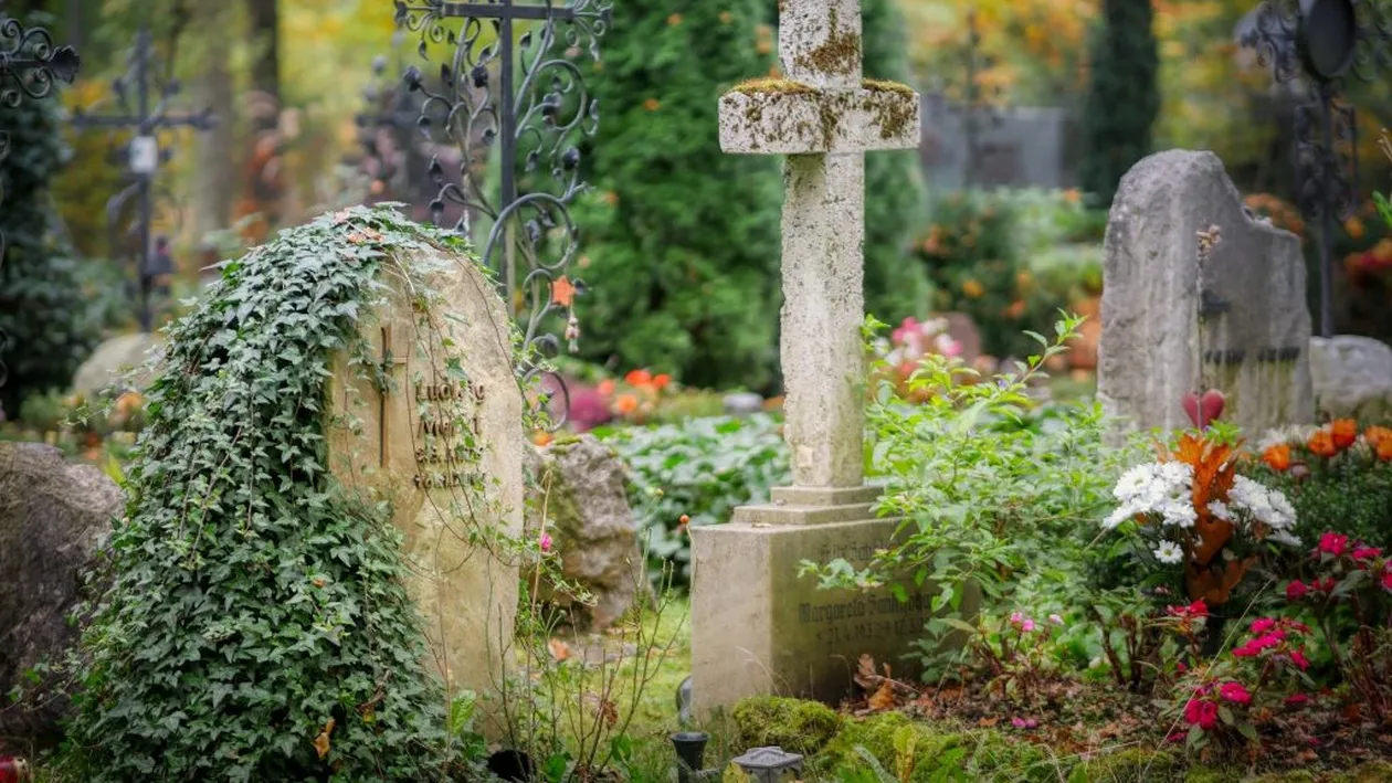 Bancul zilei | O femeie tânăra, văduvă, venea în fiecare săptămâna la mormântul soțului