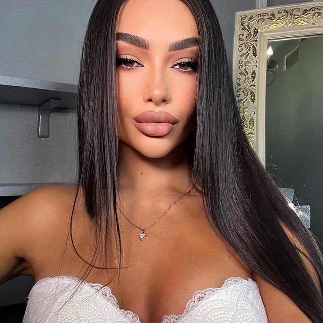 Eleonora are, pe Instagram, peste 7.000 de urmăritori, care se bucură ori de câte ori o văd în ipostaze sexy