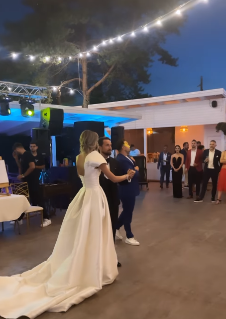 Cum s-a îmbrăcat Ramona Olaru la nunta lui Dani Oțil cu Gabriela Prisăcariu? Mulți au confundat-o cu mireasa