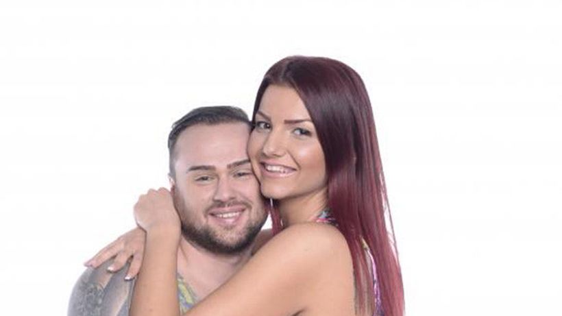 In emisiune e gelos pe toata lumea, cand e cu el o lasa sa faca topless! Cum isi schimba concurentii unui show tv comportamentul!