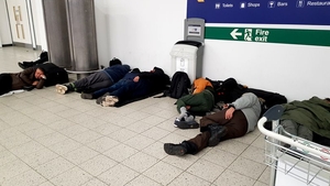 Imaginile disperării! Sute de români blocați pe un aeroport din Londra