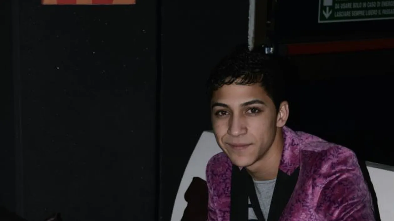 Pustiul teribil al manelelor joaca tare! Babi Minune fumeaza si bea de stinge!