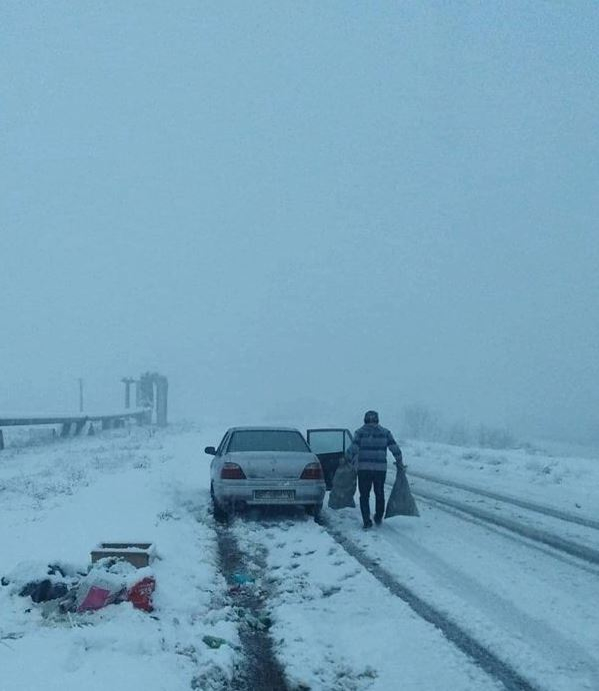 Tânărul a fost amendat și pus să își strângă gunoiul pe care îl aruncase pe șosea