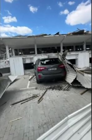 Un fenomen rar s-a produs în Râmnicu Vâlcea: un vârtej de vânt, asemănător unei tornade la scară mică, a distrus acoperișul unei parcări. sursă foto: captură video