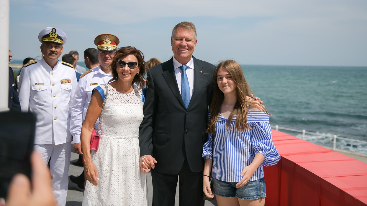 Nu o recunoști! Cum arăta Carmen Iohannis în tinereţe! În copilărie, Prima Doamnă a luat lecții de balet și de pian
