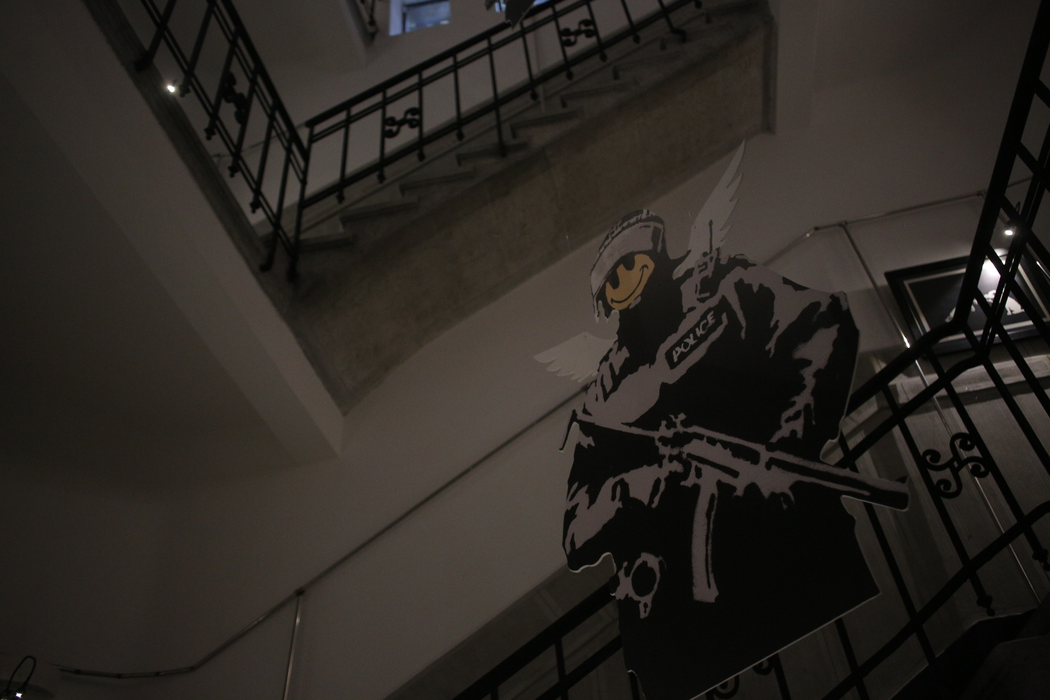 „The Art of Banksy”. Banksy, celebrul ”artist graffiti”, expoziție de senzație în Arcul de Triumf