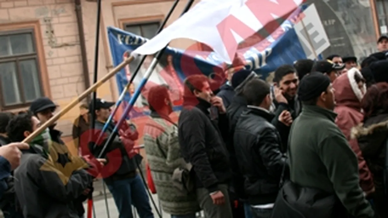 Sindicalistii sibieni au protestat cu steaguri puse in varf de undita