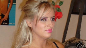 Masina Sânzianei Buruiană, implicată intr-un accident! A lăsat cheile in contact si a fugit de la locul faptei