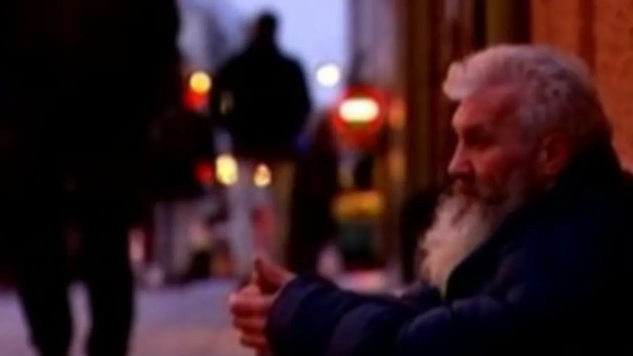 VIDEO Un cersetor roman a facut curat si a luat cadouri pentru cei care l-au primit in casa