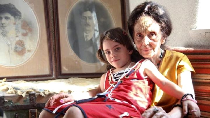 Fata celei mai bătrâne mame din România, admisă la unul dintre cele mai slabe licee din București. Unde va învăța Eliza Iliescu din toamnă
