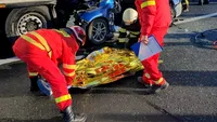 Accident grav pe A1! Un bărbat a murit, după ce a intrat cu mașina sub un TIR. Mai multe echipaje de salvare au ajuns la fața locului