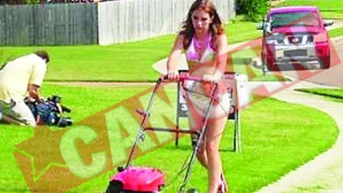 Tund iarba in bikini