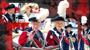 Ce este Garter Day, una dintre cele mai bizare tradiții ale Familiei Regale Britanice. De ce apar membrii monarhiei în robe albastre și pălării cu pene