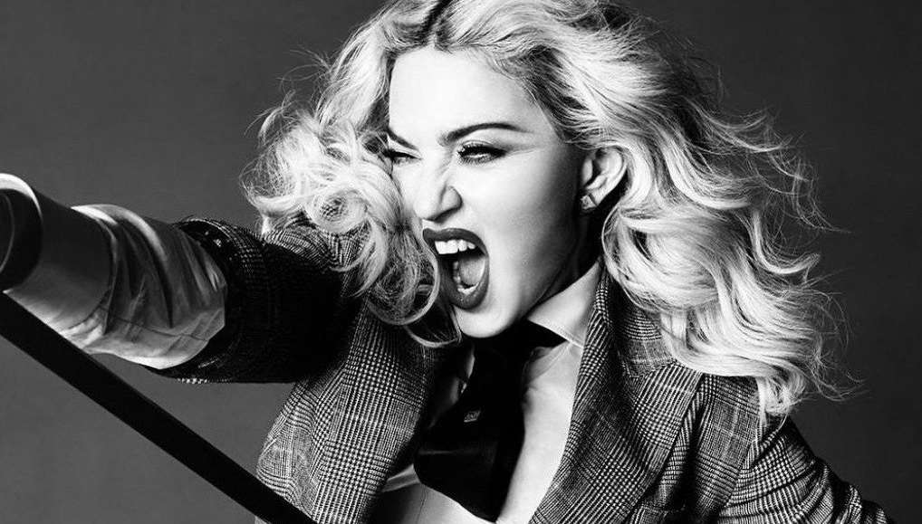 Madonna iese la plimbare, deghizată din cap până-n picioare