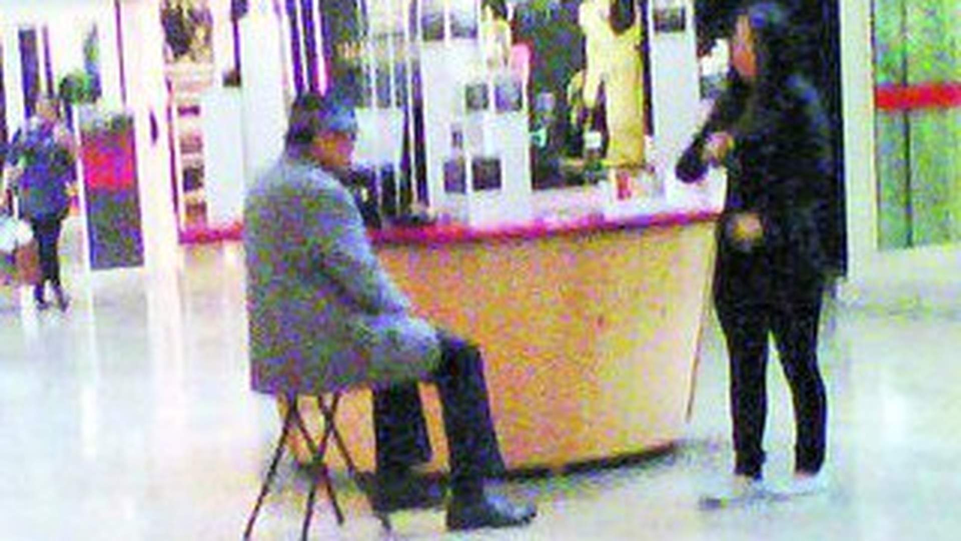 Incredibila decadere a lui Joe Jackson, tatal lui Michael! Vinde aftershave in mall