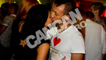 Dezmat total la mare! Kamara se bucura din plin de viata de burlac! A sarutat cu foc o bruneta, dupa care a incins ringul de dans cu alta