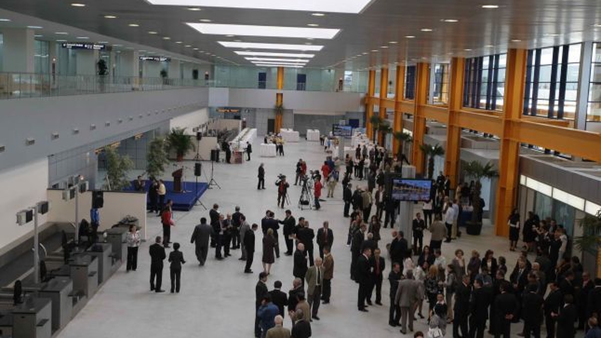 Panică pe aeroportul din Cluj! O mie de pasageri au rămas blocaţi fără nici o explicaţie