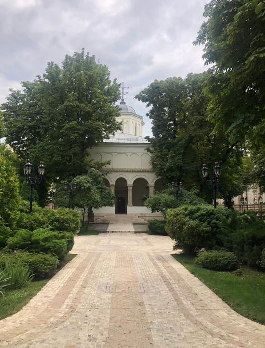 Imagini cu locul în care va fi depus trupul lui Ion Iliescu.