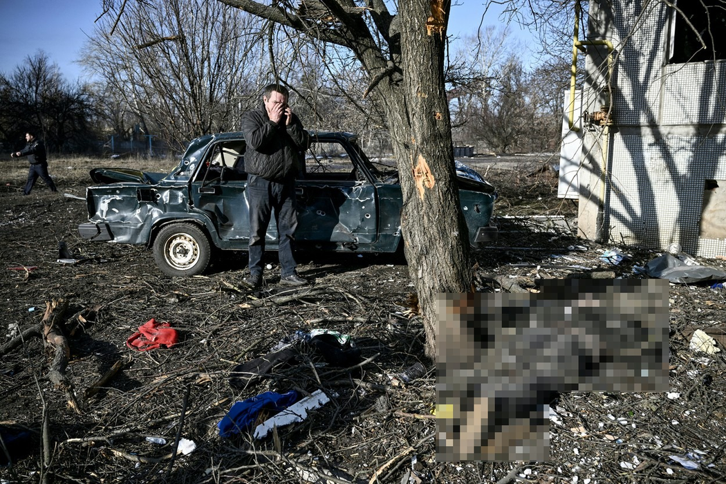 Bombardamentele asupra orașului Chuguiv, din estul Ucrainei, pe 24 februarie 2022, s-a lăsat cu victime. (Sursa foto: profimedia.ro)